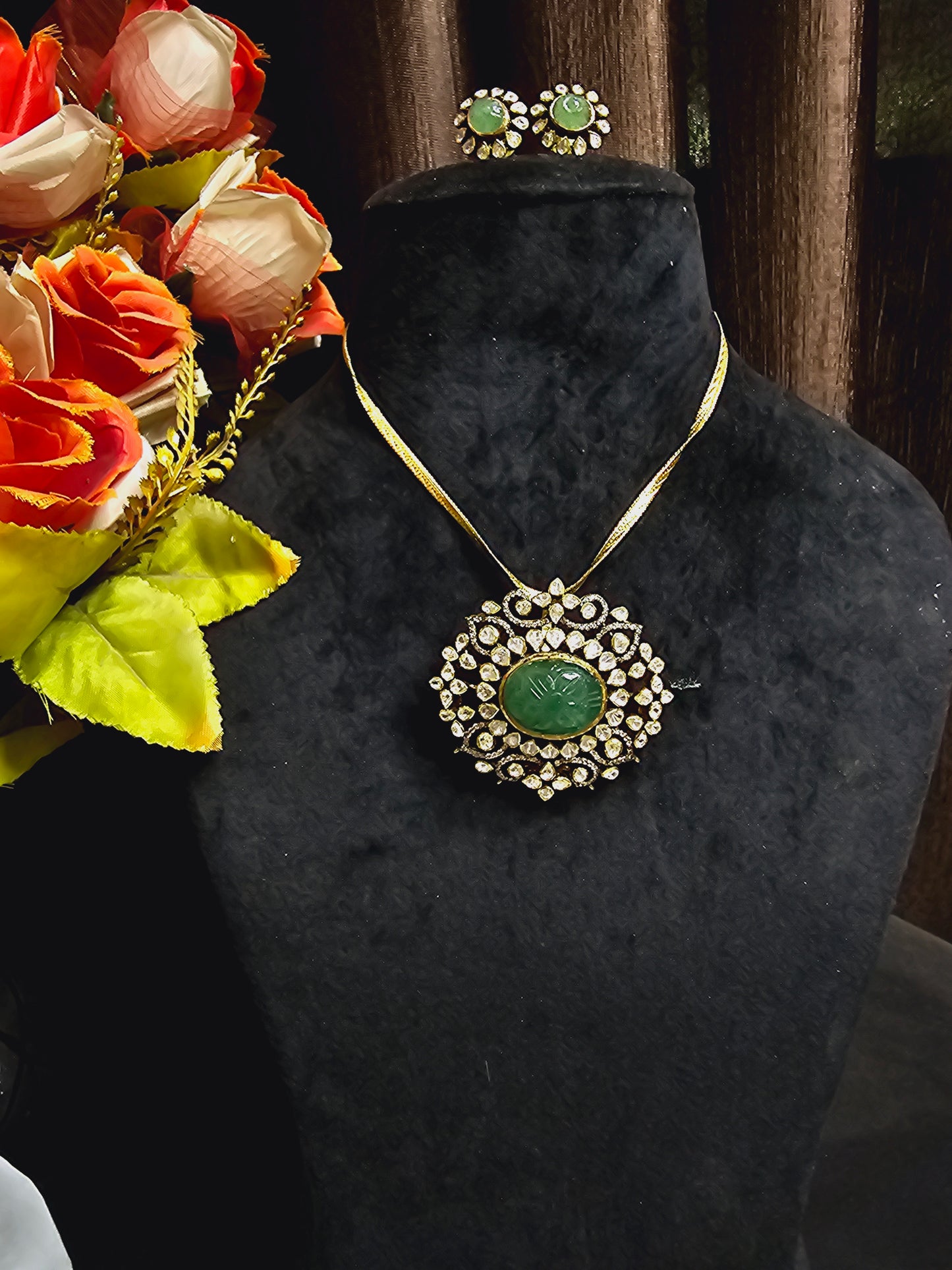 Green pendent with earrings