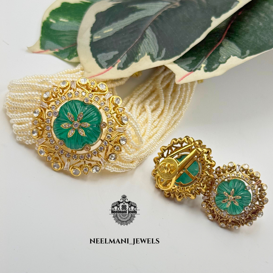 Jewellery set with coral and emerald pendant earrings