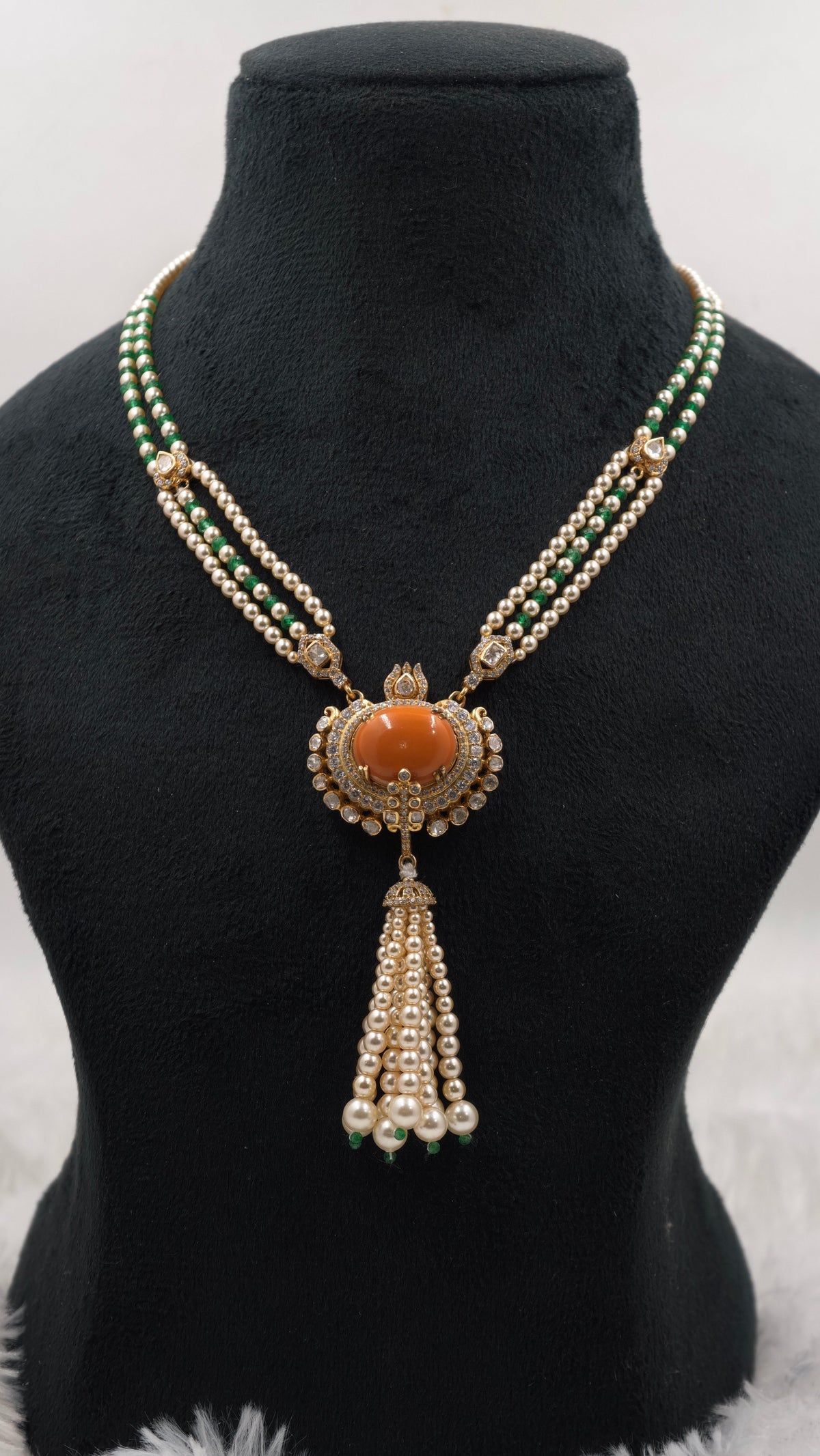 Sliver pearl pendant necklace close-up